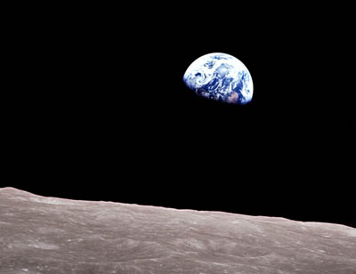 Esta icnica imagen de la Tierra elevndose sobre la superficie de la <a
  href="/earth/moons_and_rings.html&edu=high&lang=sp&dev=1/windows.html">Luna</a>, fue tomada el 24 de diciembre de 1968 por astronautas de la misin <a href="/space_missions/apollo8.html&edu=high&lang=sp&dev=1/windows.html" class=outlink>Apollo 8</a>.  Apollo 8 fue la primera <a href="/space_missions/manned.html&edu=high&lang=sp&dev=1/windows.html" class=outlink>misin tripulada</a> a la  Luna, entr en rbita lunar en la noche de navidad. Esa noche, los astronautas hicieron una trasmisin en vivo desde la rbita lunar, y mostraron fotos tomadas desde la nave de la Tierra y la Luna.<p><small><em>    NASA</em></small></p>