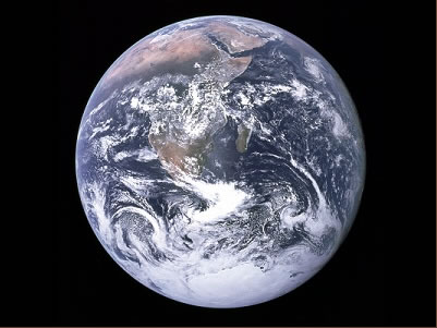 Vista de la Tierra por la tripulacin del <a href="/space_missions/apollo17.html&lang=sp" class=outlink>Apollo 17</a>, mientras viajaban hacia la <a href="/earth/moons_and_rings.html&lang=sp">Luna</a>, el 7 de diciembre de 1972. Se pueden ver frica, Madagascar, y la Pennsula Arbica, y menos visible en el hemisferio sur est el <a href="/earth/polar/antarctica.html&lang=sp">Antrtico</a>, cubierto por un pesado manto de <a href="/earth/Atmosphere/cloud.html&lang=sp">nubes</a>. Patrones de nubes en arcos muestran la presencia de <a href="/earth/Atmosphere/front.html&lang=sp">frentes climatolgicos</a>.<p><small><em>Imagen cortesa de NASA/Apollo 17</em></small></p>