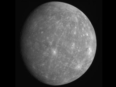 <a href="mercury/mercury.html" class=outlink>Mercurio</a>, el planeta ms interior del sistema, es un poco mayor que la Luna de la Tierra. Su <a href="/mercury/Interior_Surface/Surface/surface_overview.html&edu=high&lang=sp">superficie</a> est cubierta con crteres, como la Luna, pero las temperaturas all pueden alcanzar a ms de 800F porque est muy cerca del Sol y rota muy lentamente. Esta imagen fue tomada por la <a href="/space_missions/robotic/messenger/messenger.html&edu=high&lang=sp" class=outlink>nave MESSENGER</a> en Octubre 2008.<p><small><em>Imagen cortesa de NASA/Johns Hopkins University Applied Physics Laboratory/Carnegie Institution de Washington.</em></small></p>