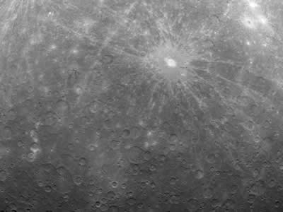Esta histrica imagen es la primera tomada desde una nave en rbita alrededor de <a href="/mercury/mercury.html&lang=sp&dev=1">Mercurio</a>, el planeta ms interior del  sistema solar.  Tomada el Marzo 29, 2011 por <a href="/space_missions/robotic/messenger/messenger.html&lang=sp&dev=1" class=outlink>MESSENGER</a>, muestra numerosos crteres sobre la <a href="/mercury/Interior_Surface/Surface/surface_overview.html&lang=sp&dev=1">superficie</a> del planeta.  Las temperaturas all pueden alcanzar ms de 800F porque Mercurio est tan cerca del Sol y rota muy lentamente.  MESSENGER entr en rbita alrededor de Mercurio a inicios de marzo 2011.<p><small><em></em></small></p>