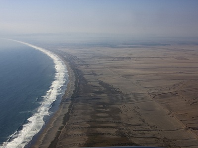 Una vista de Arica, Chile, al inicio de una <a href="/people/postcards/vocals/vocals_post.html&lang=sp&dev=1">campaa de investigacin para estudiar el clima del Pacfico sureste</a>. Arica est cerca del <a href="/earth/atacama_desert.html&lang=sp&dev=1">Desierto de Atacama</a>, uno de los ms <a href="/earth/extreme_environments_hot_cold_dry.html&lang=sp&dev=1" class=outlink>ridos</a> de la Tierra.
<p><small><em>Imagen cortesa de Carlye Calvin, UCAR</em></small></p>