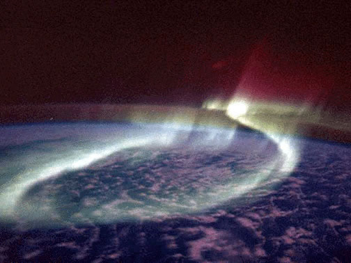 Una sinuosa banda brillante de la <a href="/earth/Magnetosphere/aurora.html&edu=high&lang=sp&dev=">aurora</a> (la Aurora Australis o Luces del Sur) se mueve en la distancia en la regin del <a href="/earth/polar/polar_south.html&edu=high&lang=sp&dev=">polo sur</a>, vista por los astronautas a bordo del transbordador espacial <a  href="http://www.nasa.gov/mission_pages/shuttle/shuttlemissions/archives/sts-39.html" class=outlink>STS-039</a>. Las <a href="/earth/Magnetosphere/aurora/aurora_colors.html&edu=high&lang=sp&dev=" class=outlink>auroras son producidas</a> cuando <a href="/physical_science/physics/atom_particle/particle_radiation.html&edu=high&lang=sp&dev=">partculas energticas</a> entrando a la atmsfera de la Tierra desde el espacio, interactan con los <a href="/physical_science/physics/atom_particle/atom.html&edu=high&lang=sp&dev=">tomos</a> y <a   href="/earth/geology/molecule.html&edu=high&lang=sp&dev=">molculas</a> en la atmsfera.<p><small><em>Cortesa de NASA, Astronauta Overmeyer y Dr. Hallinan</em></small></p>