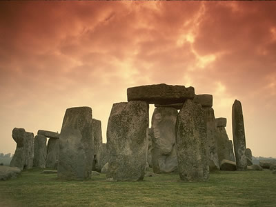 Hay ms de 900 <a href="/the_universe/uts/megalith.html&edu=elem&lang=sp">anillos de piedra</a> en las Islas Britnicas. El ms famoso es, por supuesto, <a href="/the_universe/uts/stonehenge.html&edu=elem&lang=sp">Stonehenge</a>.  Las piedras de Stonehenge fueron llevadas a su lugar entre 3,000 B.C y 2,000 B.C. por pueblos del neoltico. Algunos especulan que el sitio fue construido como un templo para idolatrar antiguas deidades terrestres. Otros que fue usado como un <a href="/the_universe/uts/stonehenge_astro.html&edu=elem&lang=sp">observatorio astronmico</a>. Y otros dicen que era un lugar de enterramiento.<p><small><em>Imagen cortesa de Corel Photography.</em></small></p>